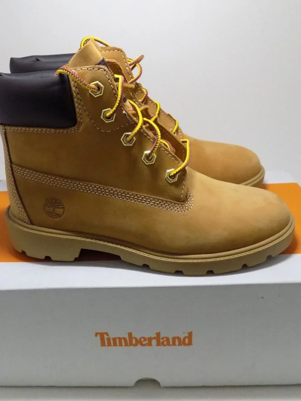 Timberland Classic 6 Inch Waterproof Classic Boot Big Kids- Size 4- New